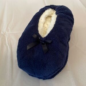 Slippers‎ navy size medium soft with satin bow
